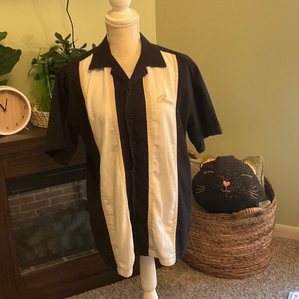 Men’s Size Medium David Carey Button Down Camaro Short Sleeve Shirt